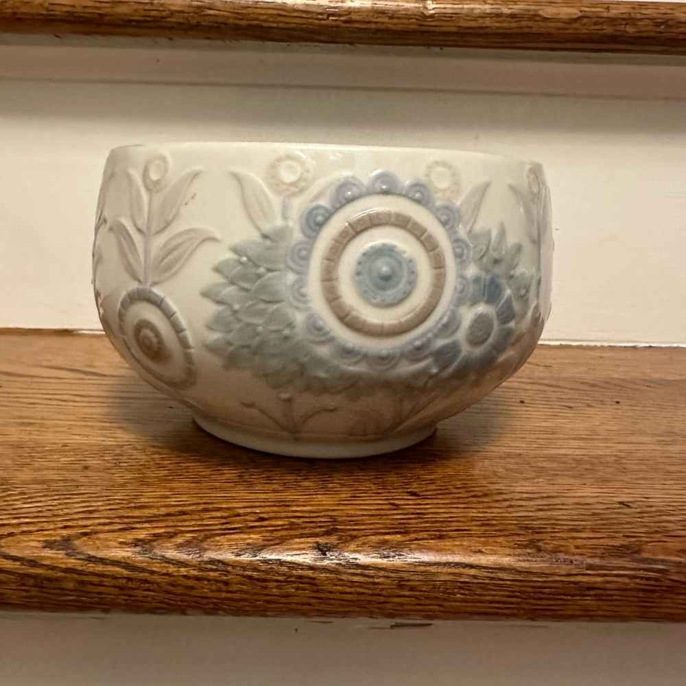 Vintage rare Lladro retired floral bowl.